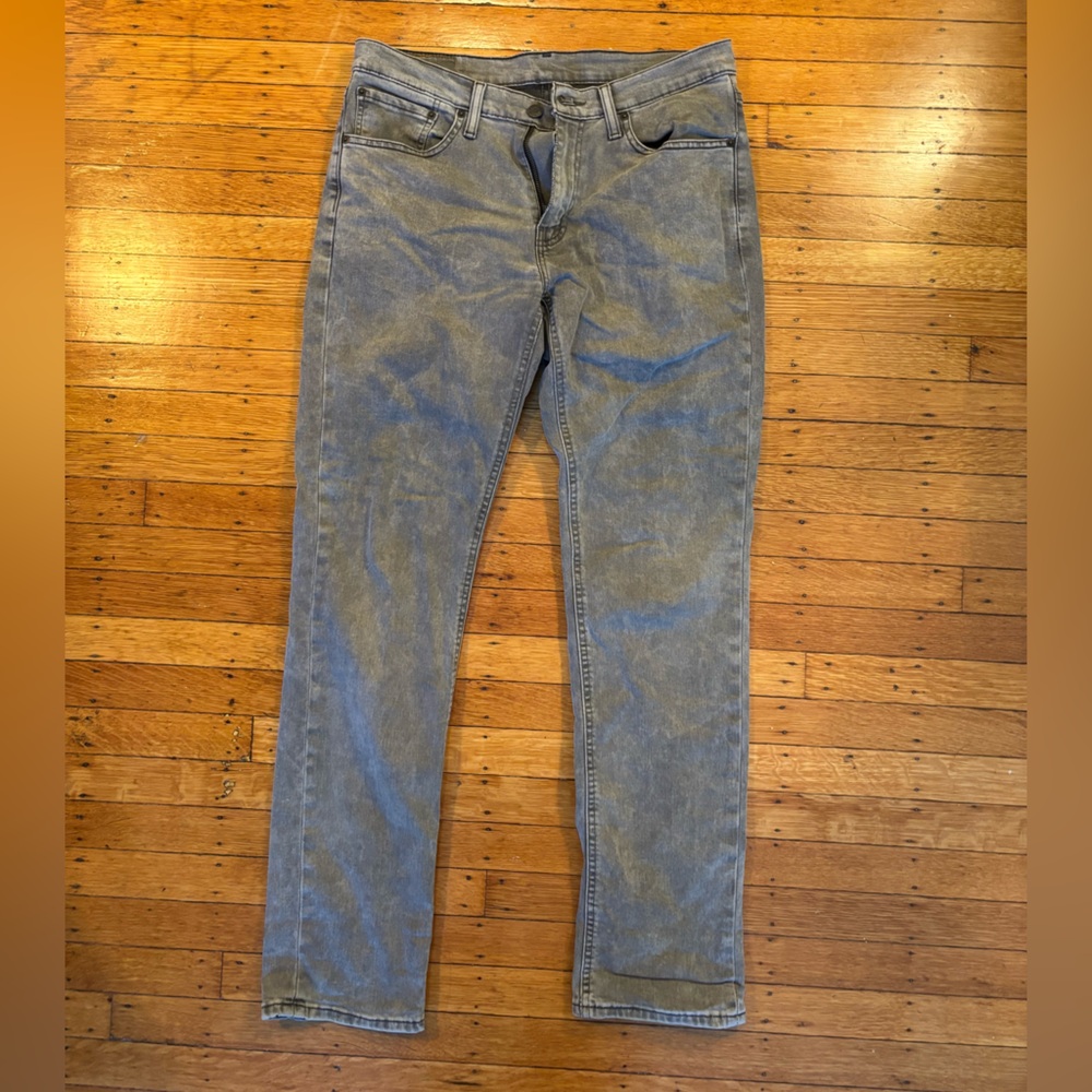 Grey Levi’s jeans.